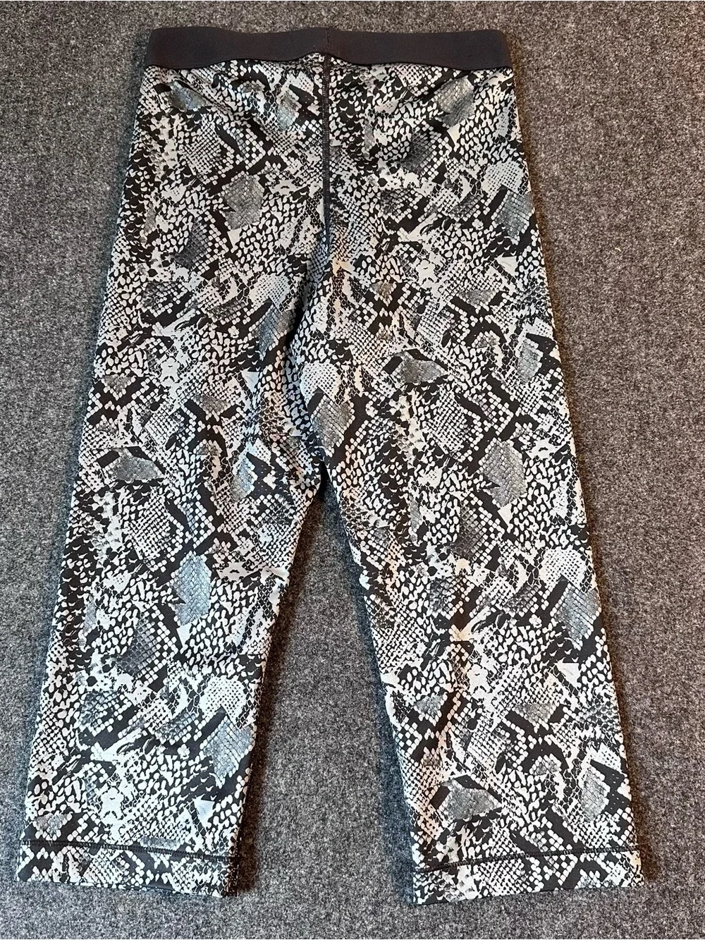 Nike Black and Gray Snake-Print Cropped Leggings
